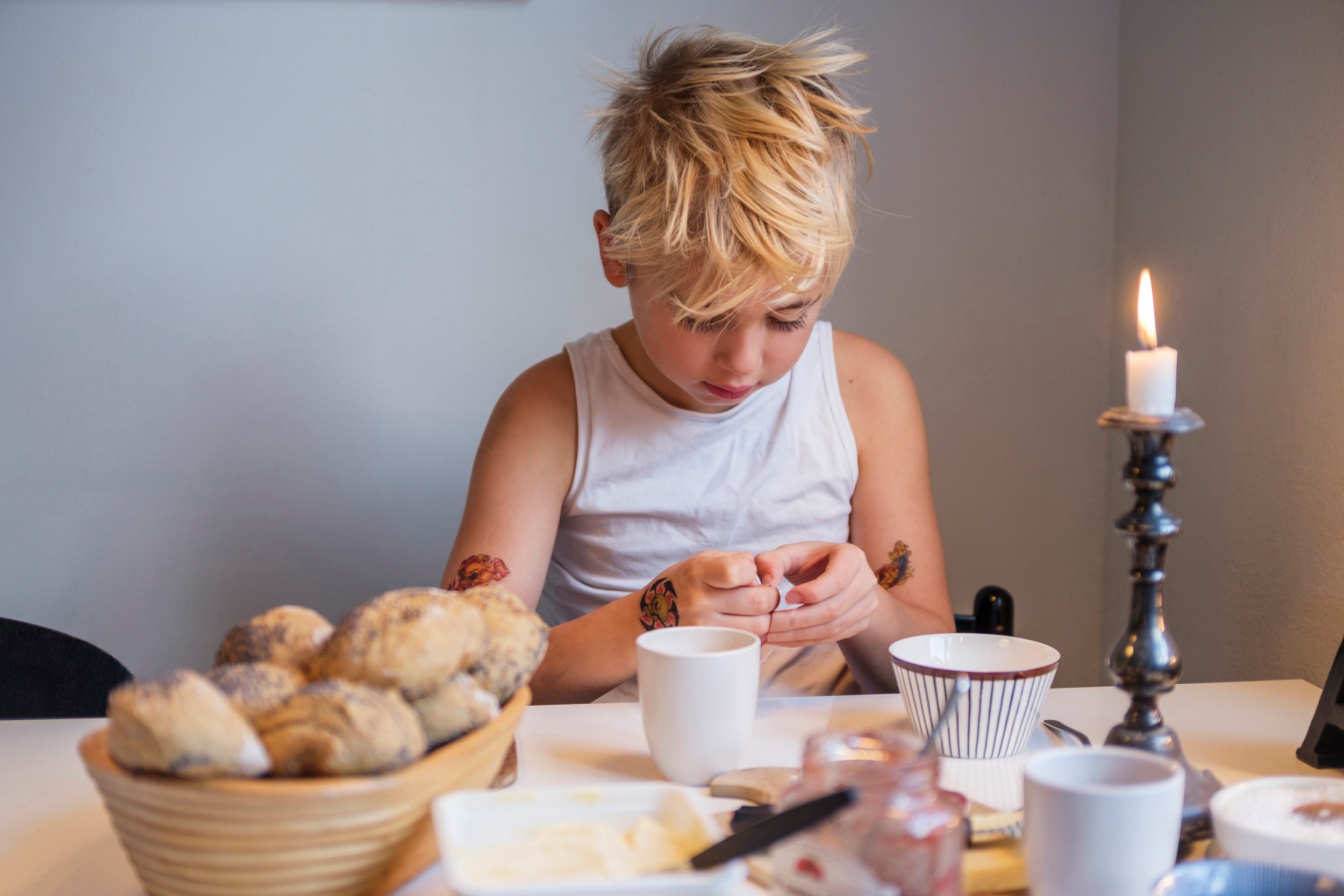 pojke vid frukostbord