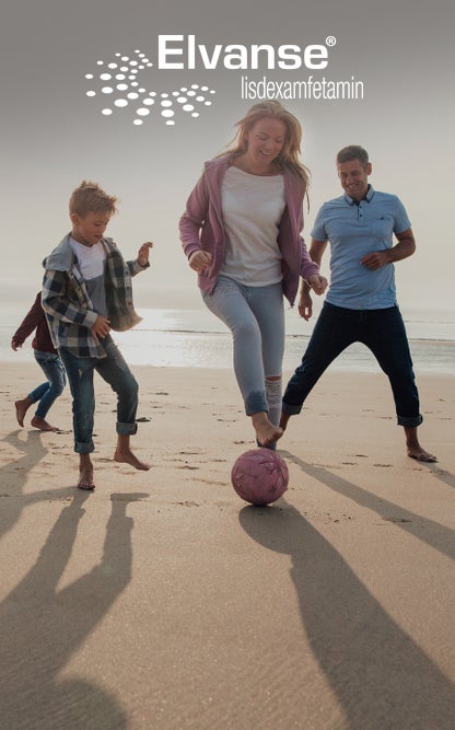 Familj som spelar fotboll på standen - bild till Elvanse
